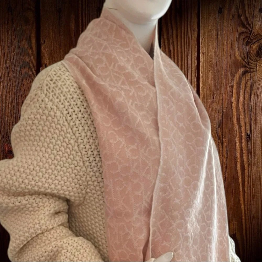 CALVIN KLEIN Classic Logo Pattern Winter Scarf/Light Peach and White Double Face